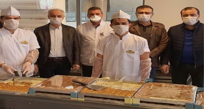Mardin’de sağlık çalışanlarına tatlı ikramı