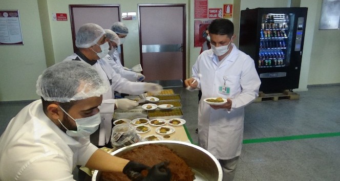 Diyarbakır’da korona virüs mesaisindeki sağlık personeline tatlı ve çiğ köfte ikramı
