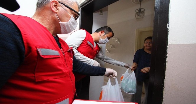 Bayraklı Belediyesinden 65 yaş üstüne alışveriş desteği