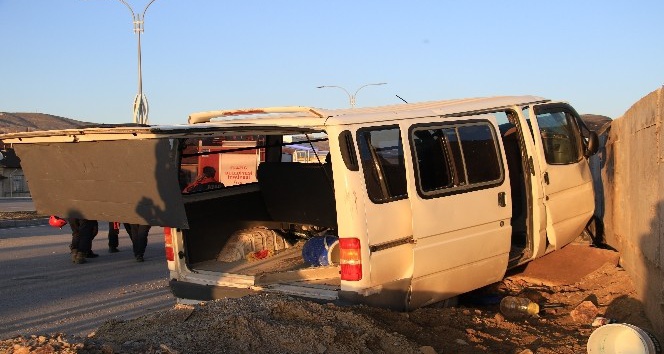 Elazığ’da işçi servisi beton bloka çarptı: 9 yaralı