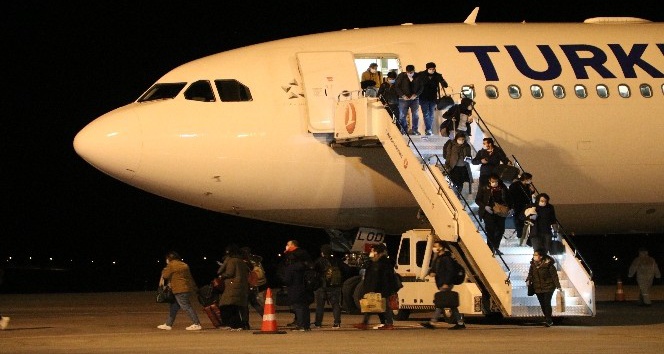 İrlanda’da eğitim gören öğrencileri taşıyan uçak Sivas’a indi