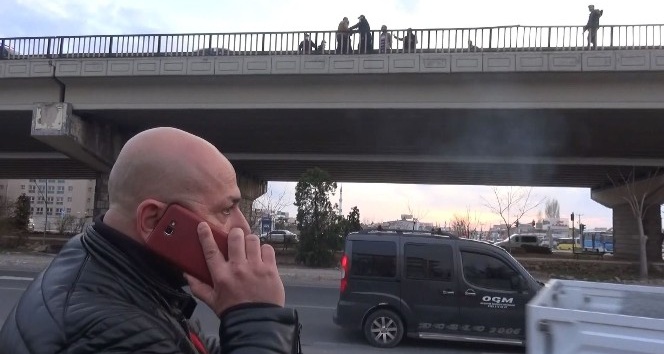 Bıçakla köprüye çıkan genci polis, telefon görüşmesiyle ikna etti