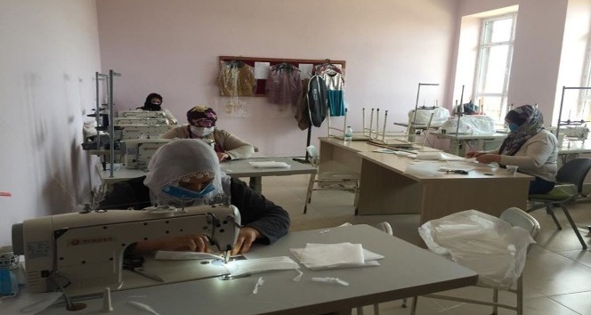 Dicle HEM’de gönüllü kadınlar maske üretiyor