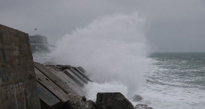 Zonguldak’ta rüzgar nedeniyle dalgalar mendireği aştı