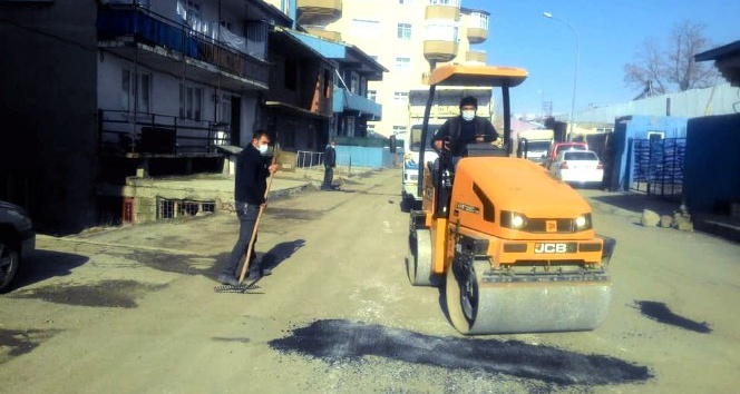 Pasinler Belediyesi bozuk yolları onardı