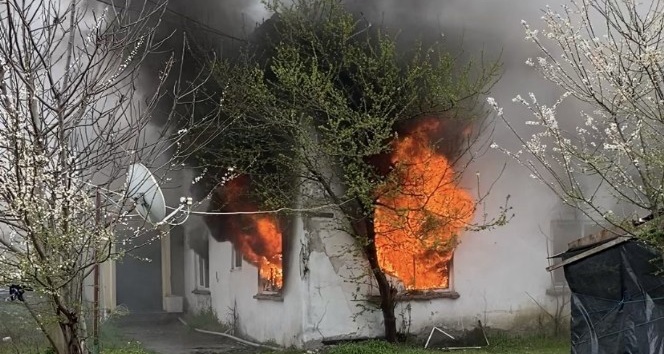 Düzce’de iki katlı ev alev alev yandı