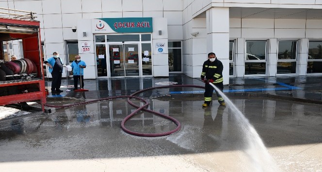 Aksaray’da itfaiye ekipleri hastane bahçesini dezenfekte etti