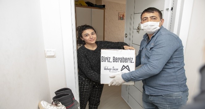 Salgın nedeniyle ülkelerine dönemeyen Azerbaycanlı öğrencilere gıda yardımı