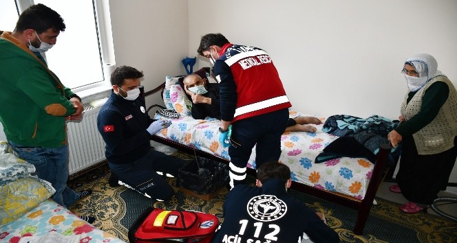 Aksaray’da UMKE ekibi yaşlıları evlerinde tedavi ediyor