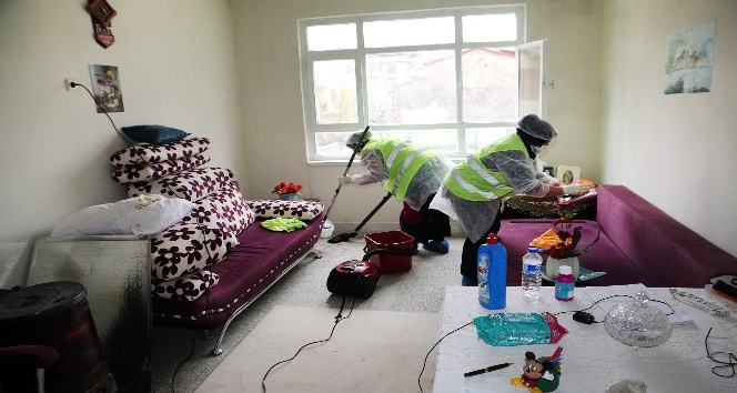 Elazığ’da yaşlı ve engellilerin evlerine temizlik hizmeti
