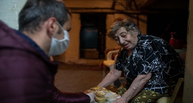 Kadıköy Belediyesi’nden yaşlılara sıcak yemek