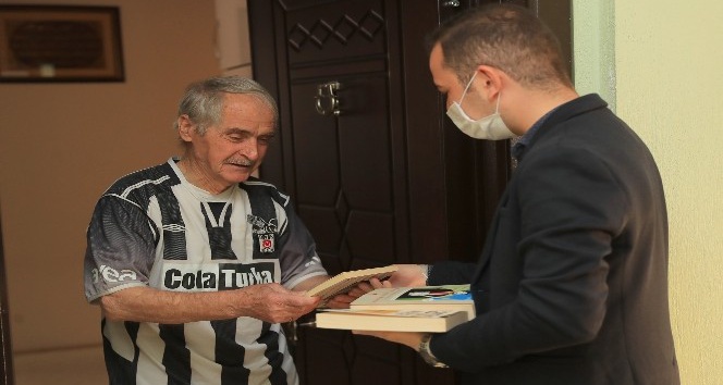 Pamukkale Belediyesi 65 yaş ve üstü vatandaşların evlerine kitap servisine başladı