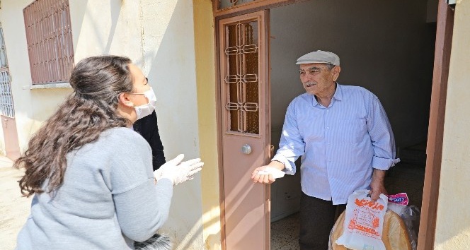 Akhisar Belediyesi 65 yaş üstü vatandaşların yardımına koşuyor