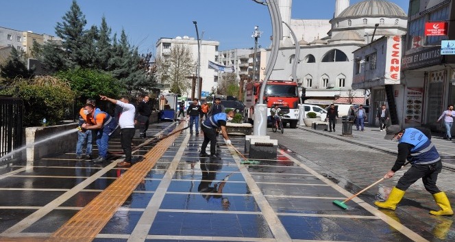 Cizre’de cadde ve sokaklar yıkanıyor