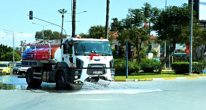 Cadde ve bulvarlar korona virüse karşı yıkandı