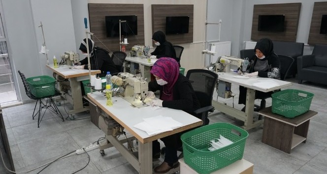 İzmit Belediyesi steril maske üretimine devam ediyor