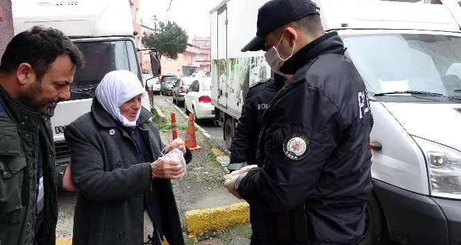 (Özel) Beyoğlu polisinden 83 yaşındaki kadına yardım eli