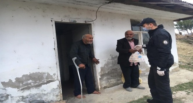 Sinop’ta polis, 65 yaş üstü kardeşler için odun kırarak soba yaktı
