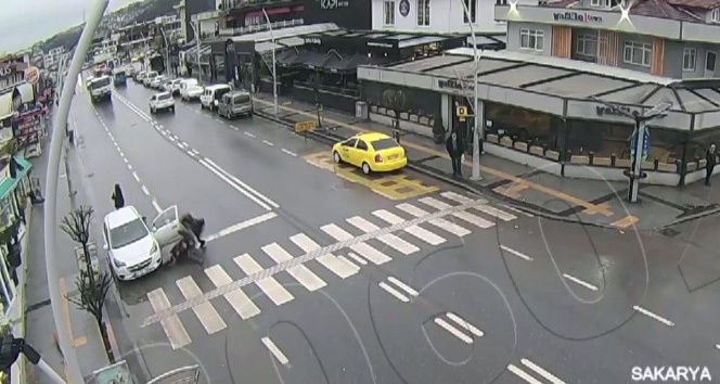 Yabancı uyruklu vatandaşları taşıyan otobüsün kaza anı kameraya yansıdı