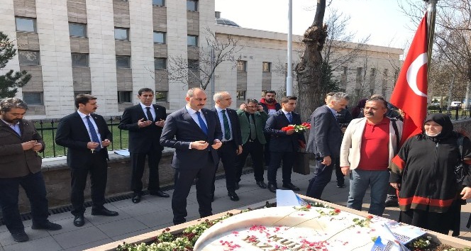 Bakan Gül, Muhsin Yazıcıoğlu’nu kabri başında andı