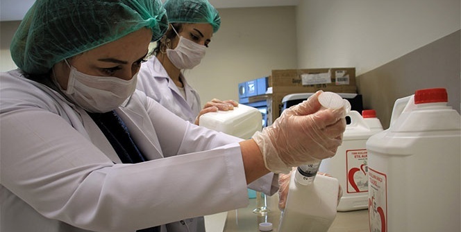 Depremin yükünü alan Şehir Hastanesinde maske ve dezenfektan üretimi başladı