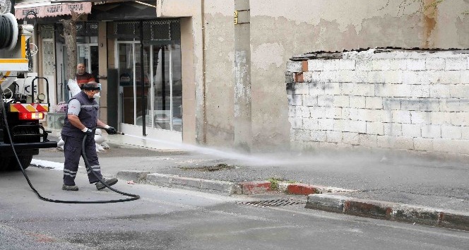 Bayraklı’da sokaklar yıkanıp dezenfekte edildi