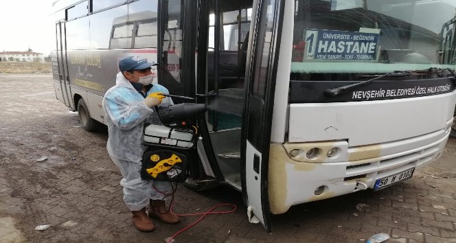 Toplu taşıma araçları ve duraklar virüslere karşı ilaçlanıyor