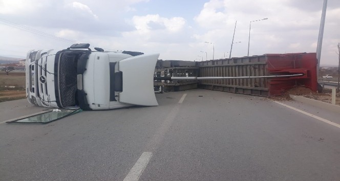 Karaman’da PTS direğine çarpan tır devrildi: 1 yaralı