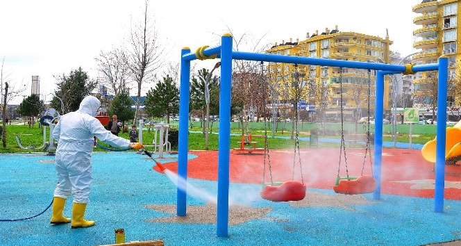Belediye ekipleri parkları dezenfekte etmeye devam ediyor