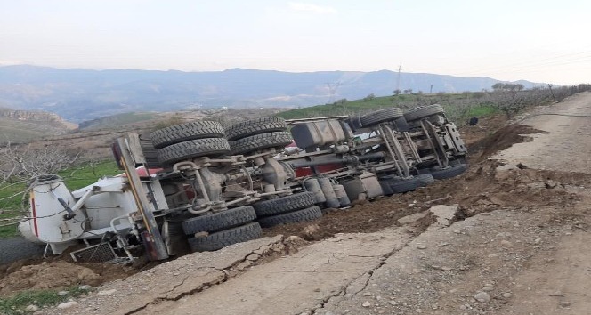 Siirt’te toprak yolun çökmesi sonucu kamyon devrildi: 1 yaralı