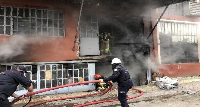 Bursa’da 3 katlı tekstil atölyesinde yangın