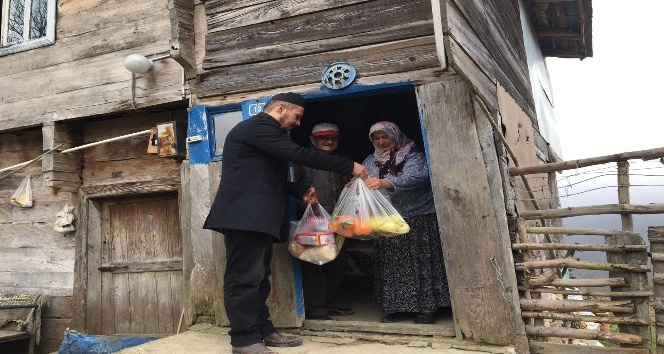 Köydeki yaşlıların ihtiyaçları muhtar ve imamlar tarafından karşılanıyor
