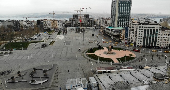 Korona virüs salgını nedeniyle Taksim ve İstiklal Caddesi boş kaldı