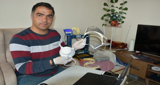 (Özel) Sağlık çalışanları için 3D yazıcıyla yüz koruyucu siper üretti