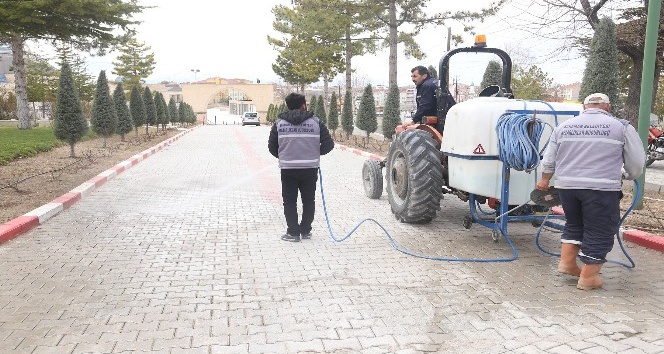 Karaman Belediyesi korona virüse karşı mezarlıkları dezenfekte etti
