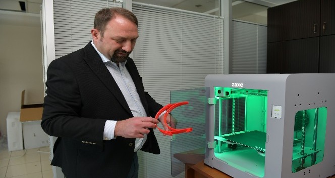 Sağlık çalışanları için 3D yazıcıdan yüz siperliği üretimi