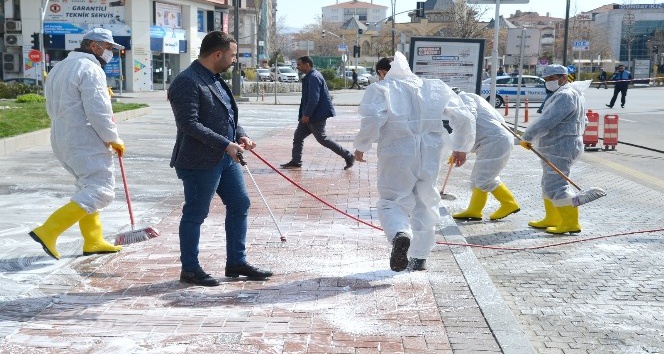 Kırşehir Belediyesi cadde ve sokakları köpüklü su ile yıkadı