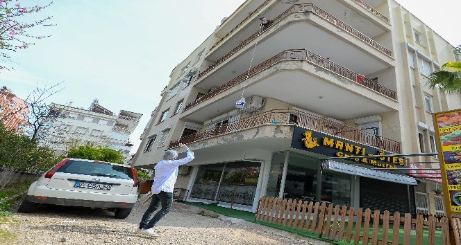 Antalya’da 65 yaş üstü için kapı kapı dolaşılıp yemek dağıtılıyor