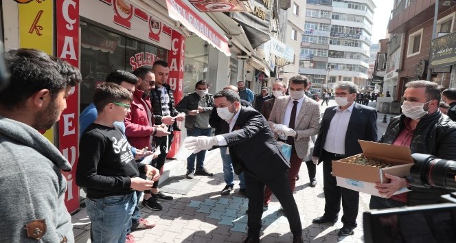 Belediye Başkanı Rasim Arı, vatandaşlara maske, eldiven ve kolonya dağıttı