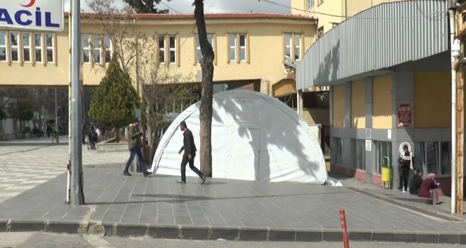 Gaziantep’te hastane bahçelerine triaj çadırı kuruldu