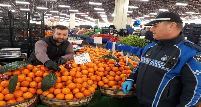 Bursa’da pazarcı esnafına eldiven ve maske denetimi