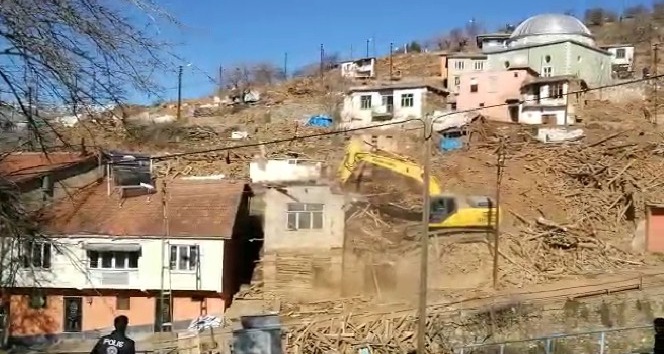 Doğanyol’da hasarlı evler yıkılmaya başlandı