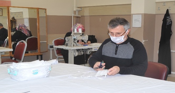 Gönüllü öğretmenler, okulda ürettikleri maskelerle korona virüsüyle mücadeleye destek veriyor