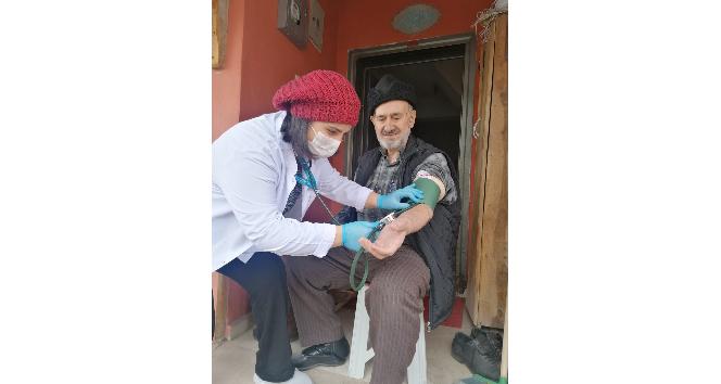 Sağlık ekipleri Posof’ta evleri dolaşıyor