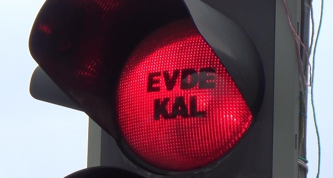 Diyarbakır’da trafik ışıklarına ’evde kal’ yazısı yansıtıldı