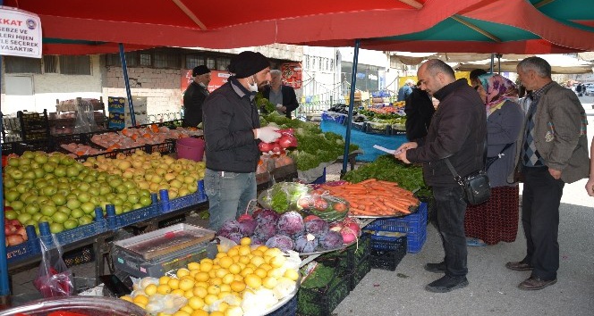 Koronavirüsü gölgesinde pazar alışverişi yaptılar