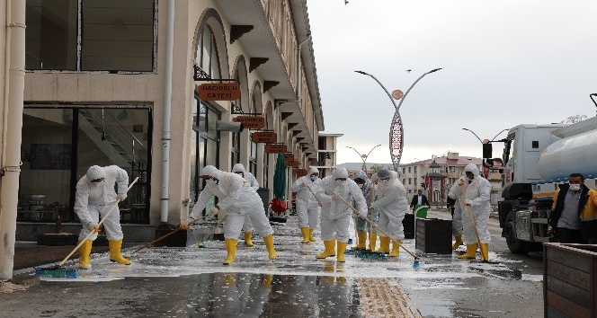 Gürpınar Belediyesi cadde ve sokakları köpüklü suyla yıkadı