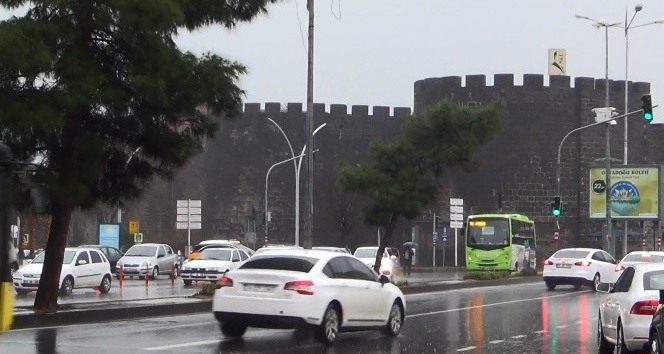 Meteorolojinin uyarısı sonrası Diyarbakır’da sağanak yağış başladı
