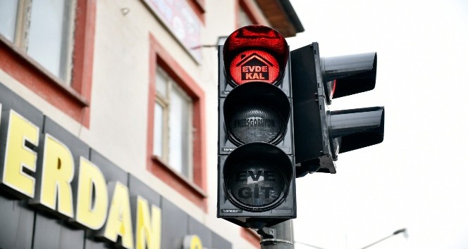 Elbistan’da trafik ışıklarında tebessüm ettiren ’korona virüs’ uyarısı