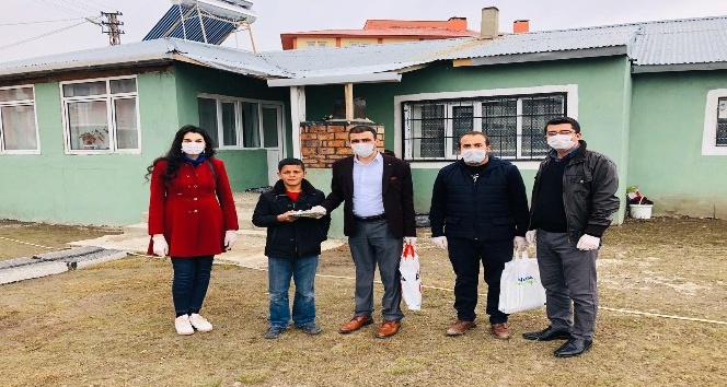 Öğretmenler Ev Ev Dolaşıp Öğrencilere Kitap Hediye Etti Ağrı